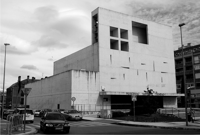 Las treinta y tres iglesias más espeluznantes de Madrid 1 Iglesia de la Santísima Trinidad (Collado Villalba) . Ignacio Vicens y José Antonio Ramos. 2000.