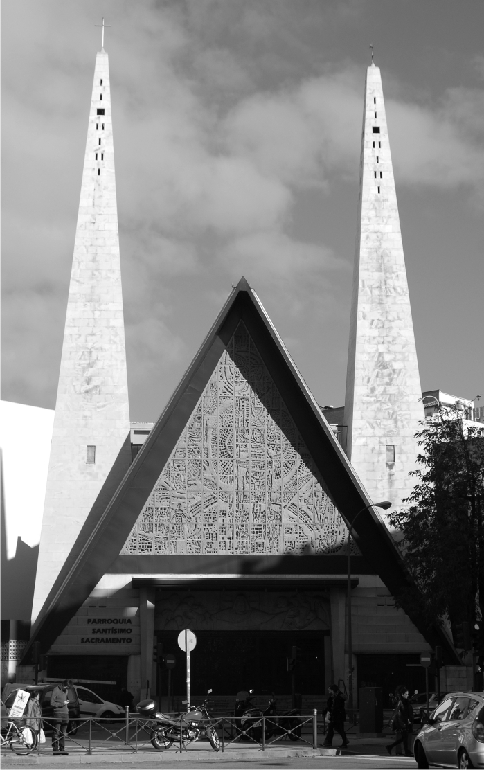 Las treinta y tres iglesias más espeluznantes de Madrid 11 Iglesia del Santísimo Sacramento José María de la Vega Samper. 1966.