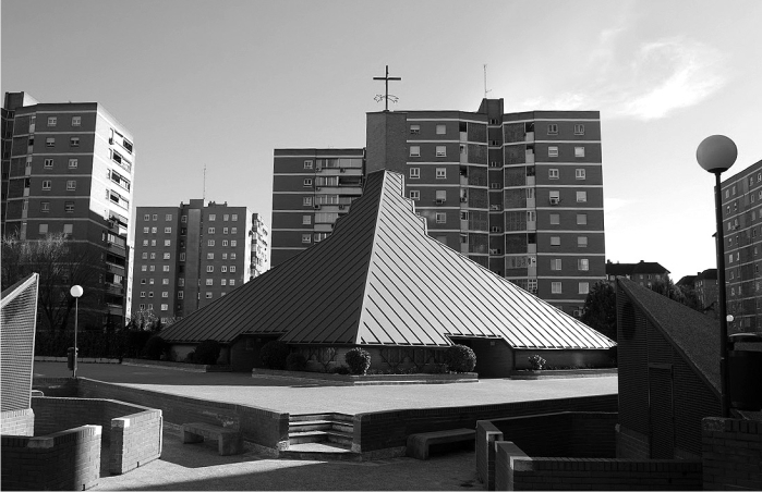 Las treinta y tres iglesias más espeluznantes de Madrid 13 Santa María de la Caridad. 1985.