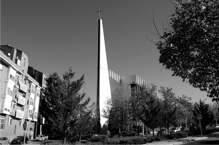Las treinta y tres iglesias más espeluznantes de Madrid 15 Santa Teresa Benedicta de la Cruz. Carlos Pinilla Utrilla. 2003.