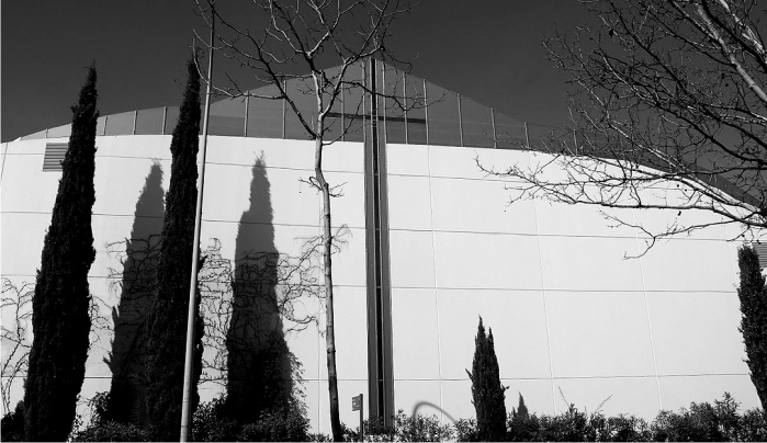 Las treinta y tres iglesias más espeluznantes de Madrid 16 Santa Teresa de Jesús (Tres Cantos). Andrés Perea Ortega. 1997.