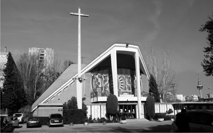 Las treinta y tres iglesias más espeluznantes de Madrid 29 Parroquia de Santa María del Pilar. Luis Moya Blanco y José Antonio Domínguez Salazar. 1964.