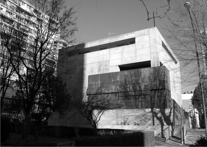 Las treinta y tres iglesias más espeluznantes de Madrid 5 Santa María de la Fe. Nuria Callejas del Castillo, Blanca Ridruejo Miranda y Armando López de Asiaín. 1996.