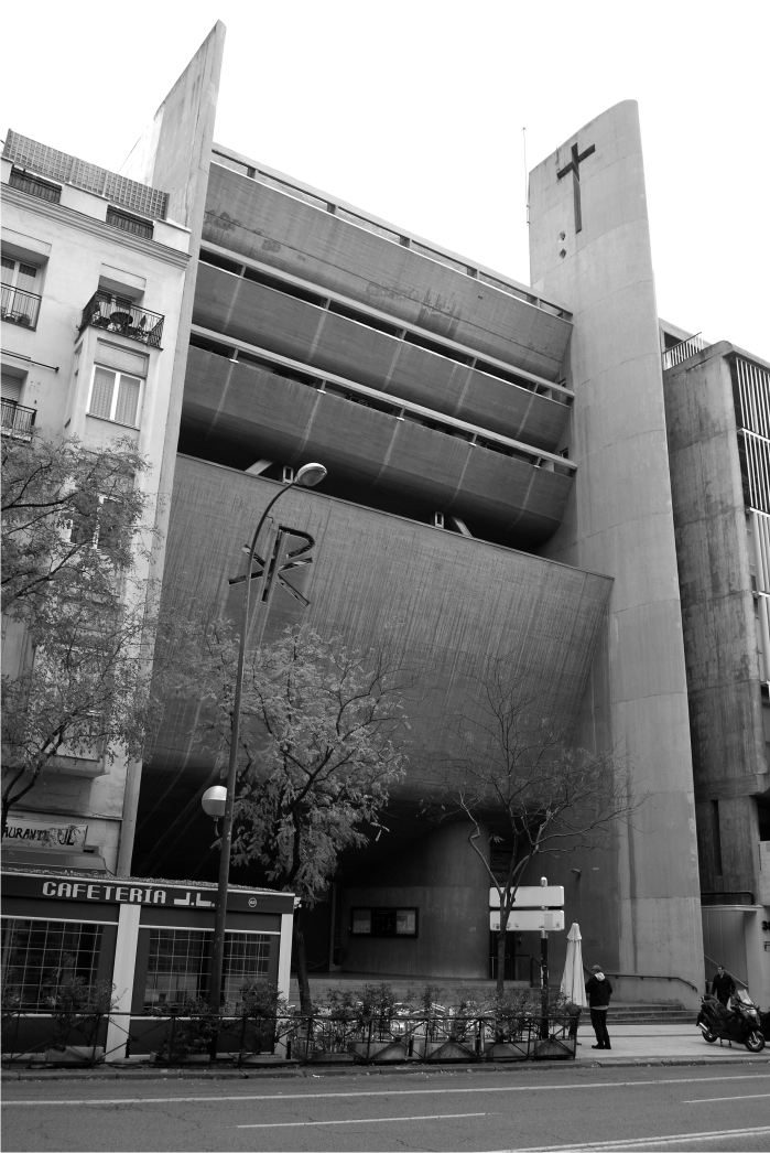 Las treinta y tres iglesias más espeluznantes de Madrid 7 Nuestra Señora del Rosario de Filipinas. Cecilio Sánchez-Robles. 1970.