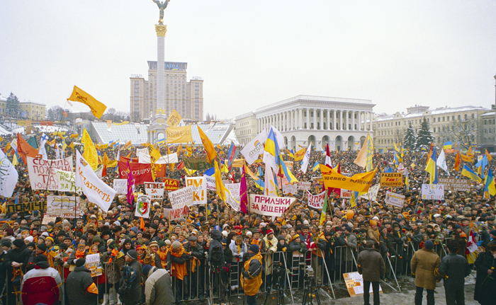 Manifestantes de la Revolución Naranja en apoyo al opositor Viktor Yushchenko, en la PLaza de la Independencia durante las protestas del año 2004.