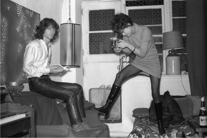 Gloria Stavers fotografía a Jim Morrison. Foto cortesía de 16 Magazine.