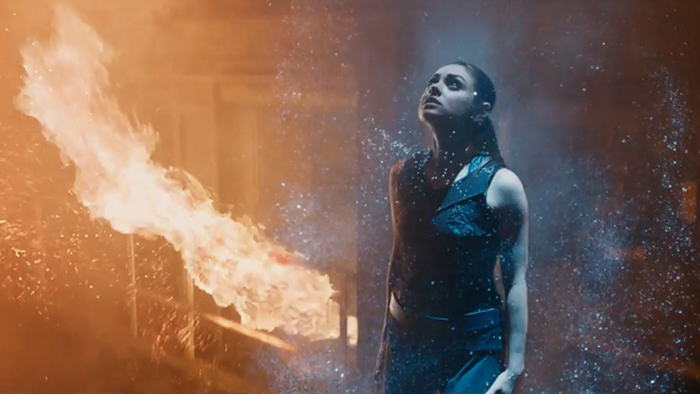 MIla Kunis en peligro: al fondo, el guión del film implosiona sobre sí mismo (foto: Warner Bros)