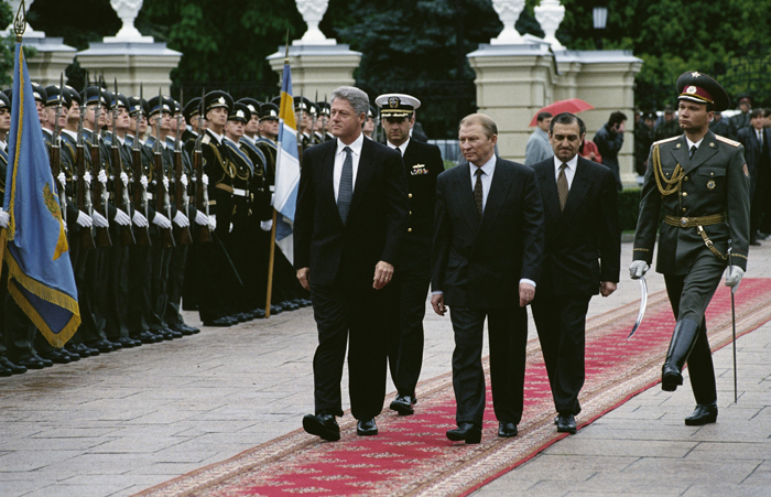 Leonid Kuchma, presidente de Ucrania durante diez años repletos de corrupción y autoritarismo, durante una visita oficial de Bill Clinton en 1995.