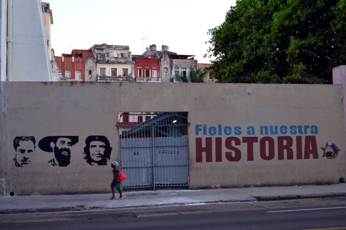 Cartel de la propaganda de la Revolución, en la Avenida Salvador Allende de La Habana.
