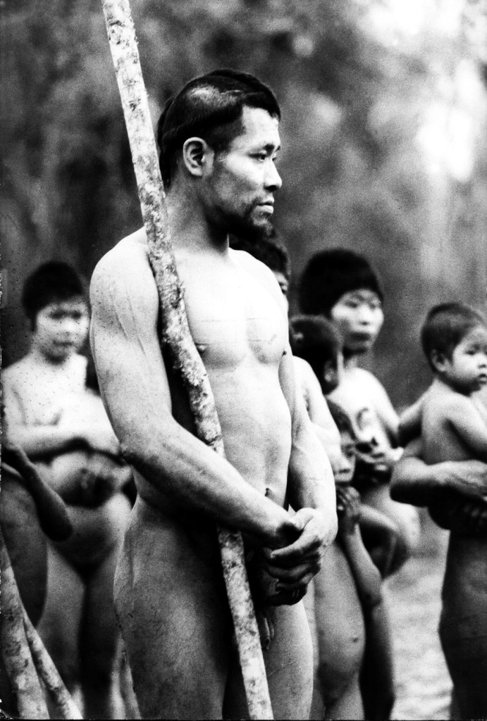Unas pocas horas con los Aché 5 Los aché al salir del monte, años sesenta-setenta. Foto: Miguel Chase Sardi (CC)