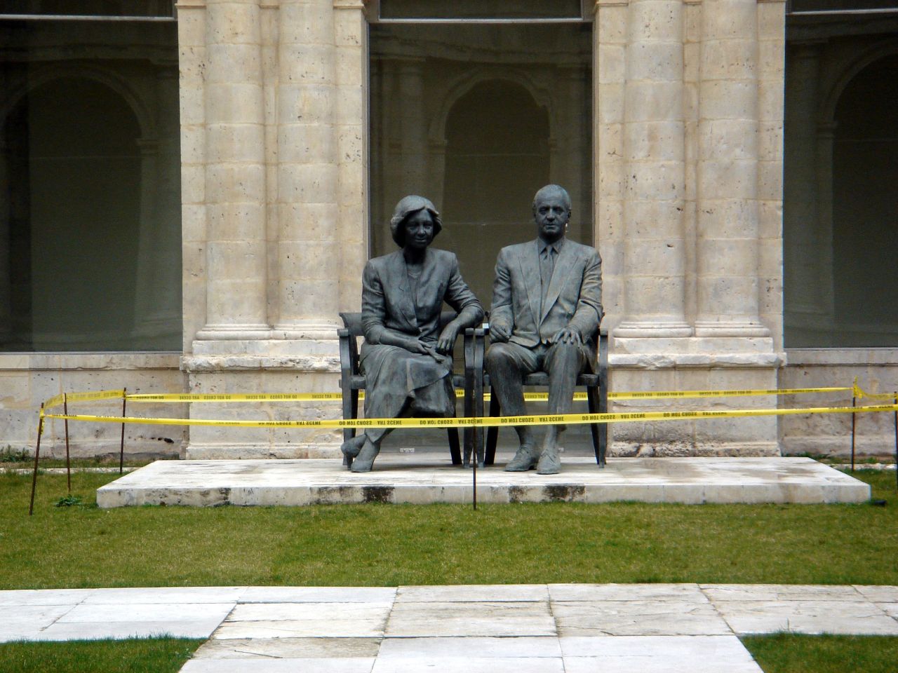 Antonio López, Julio López Hernández y Francisco López Hernández, escultura en el Patio de los Reyes del Museo Herreriano, Valladolid (2001). Fotografía: Alex Castella (CC)