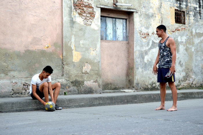 Un grupo de jóvenes juega al fútbol en una calle céntrica de Santa Clara.