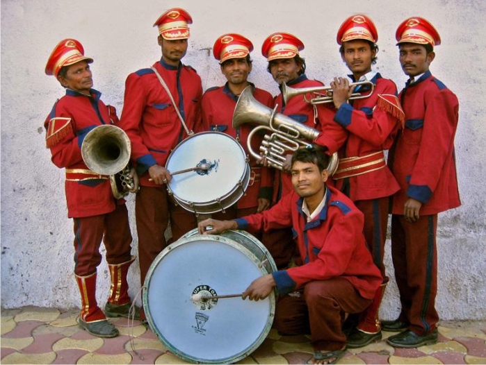 Blanca y radiante 6 Los Old City Bandits, banda nupcial que «ofrece» sus servicios en Hyderabad. Fotografía: Meena Kadri (CC)