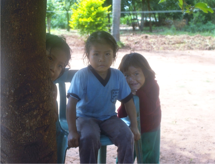 Unas pocas horas con los Aché 3 Niños aché. Fotografía: