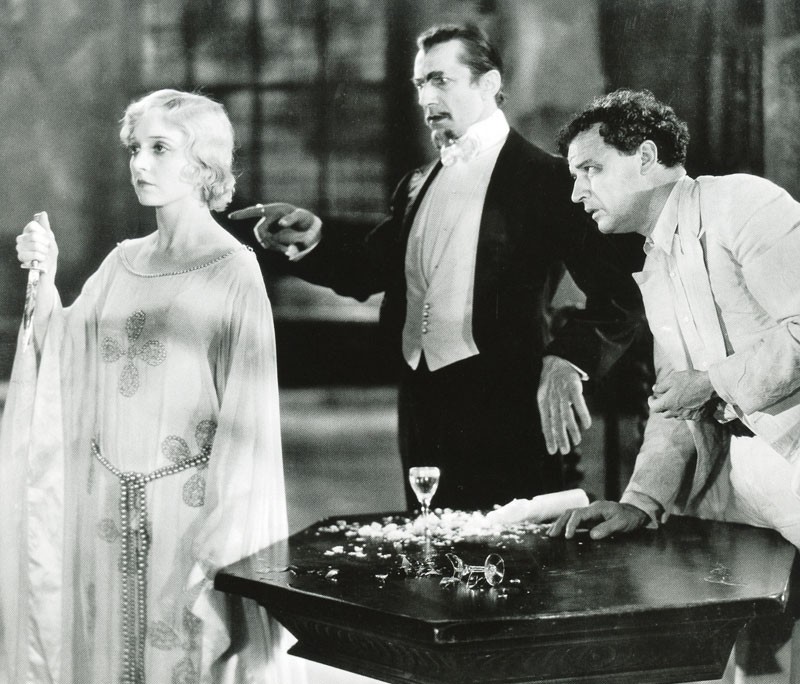 Bela Lugosi comandando a la "zombi blanca" en la película que inauguró el género.
