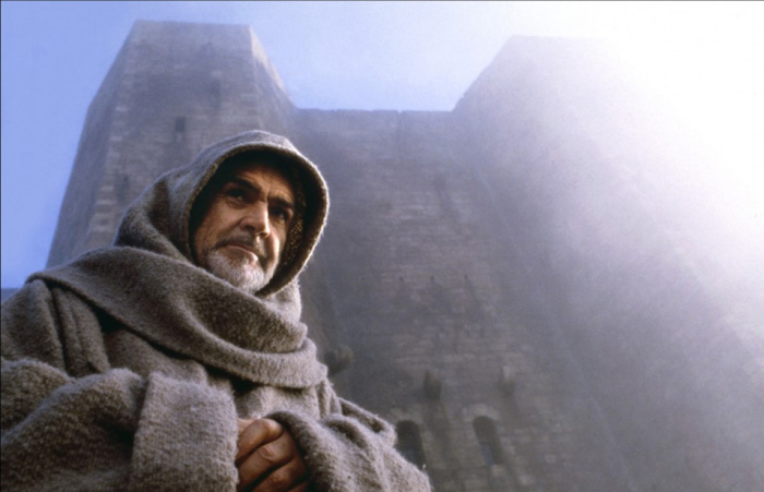 Por qué Umberto Eco construyó una abadía en una montaña, o las obsesiones maniáticas en los mundos de ficción 1 El nombre de la rosa (1986). Imagen: Columbia Pictures