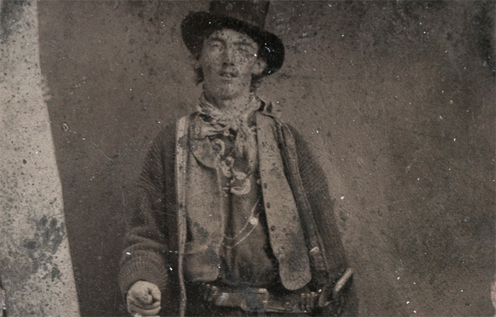 La única imagen real de Billy el NIño es este ferrotipo realizado en 1879-8, uno o dos años antes de su muerte. Por aquella época tenía unos dieciocho años, trabajaba como cowboy en un rancho de Nuevo México y estaba a punto de convertirse en el forajido más famoso del mundo. Vendida en 2011 por más de 2 millones de dólares, es la cuarta fotografía más cara de la Historia. (foto: DP)