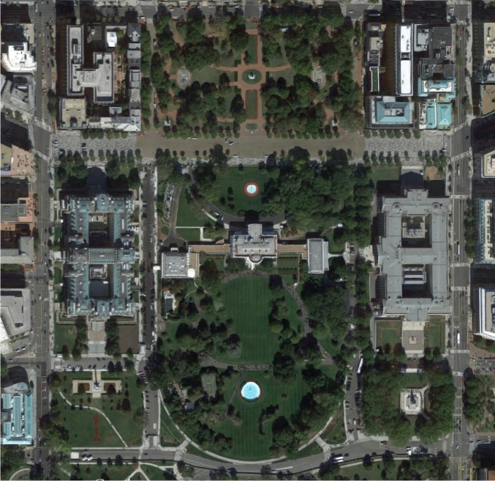 Lafayette Sq. (arriba) y la Casa Blanca (abajo) a vista de pájaro. Imagen:  Google Maps).