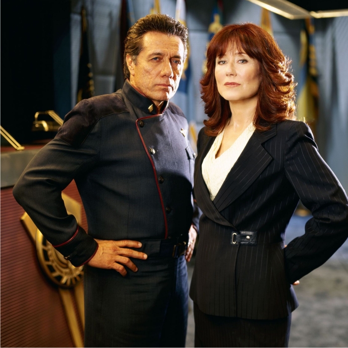 Battlestar Galactica, apuntes y reflexiones (I): la frontera interestelar y la guerra absoluta 5 La presidenta Laura Roslin y el comandante William Adama representan el punto de vista del gobernante y del soldado, respectivamente. Imagen: ABC.