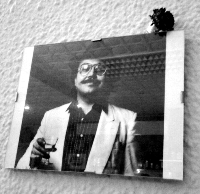 Fotografía de Gato Pérez en la pared del bar Resolis, Plaça del Raspall, barrio de Gracia. Foto: Carles A. Foguet.