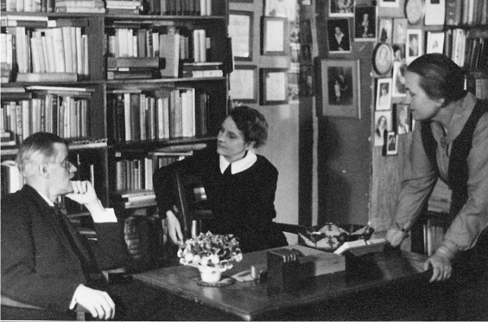 James Joyce con Sylvia Beach y Adrienne Monnier en la librería Shakespeare & Co. Foto: Gisèle Freund (DP)
