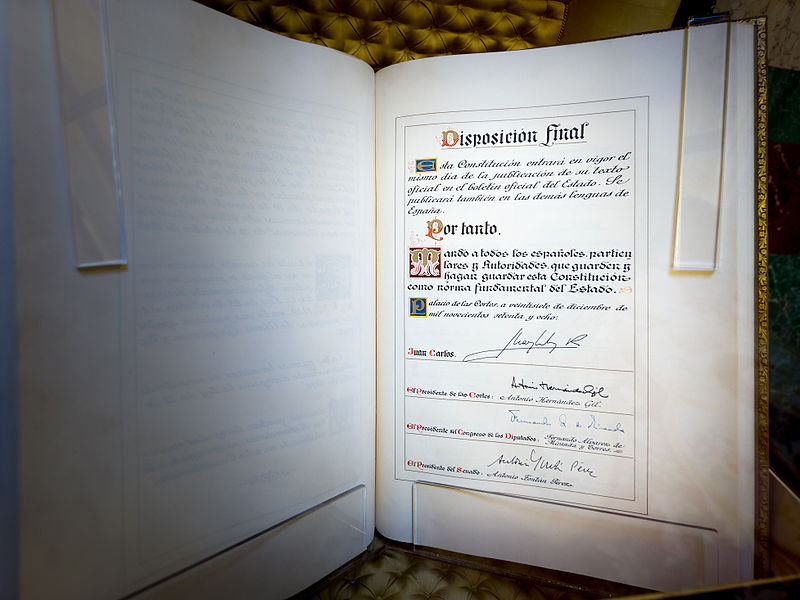 Una Constitución, dos Constituciones, tres Constituciones... 1 Ejemplar original de la Constitución española de 1978 expuesto en el Congreso de los diputados, Madrid. Fotografía: Barcex (CC)
