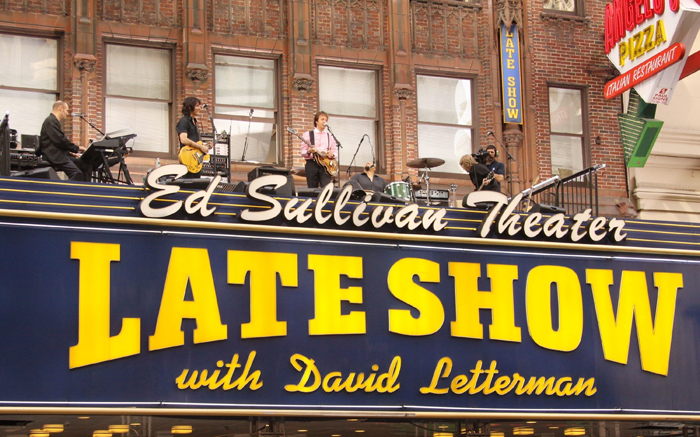 Paul McCartney tocando sobre la marquesina del Ed Sullivan Theater, donde se grababa el programa de Letterman.