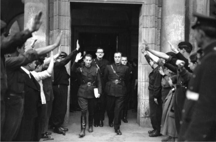 Intelectuales que cambiaron de idea 3 Dionisio Ridruejo, José Antonio Gimenez Arnau, Velez y Rivera de la Portilla salen de la segunda sesión del Consejo Nacional de F.E.T. y de las J.O.N.S. en Burgos, marzo de 1938. Foto: DP.