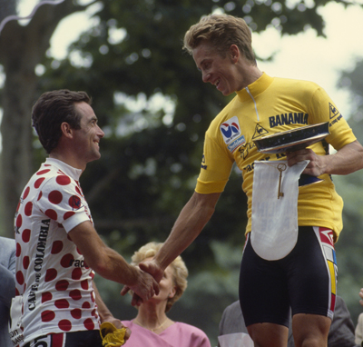 Cambio de guardia en 1986: Bernard Hinault, con el maillot moteado de rey de la montaña, saluda a Greg LeMond, maillot amarillo (foto: Corbis)