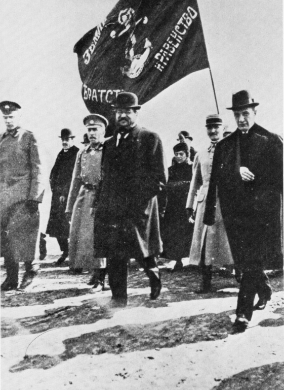 Kérenski, con el brazo en cabestrillo, acompañado del socialista francés y ministro de Municiones Albert Thomas y del comandante de la guarnición capitalina, el general Lavr Kornílov. Foto: DP.