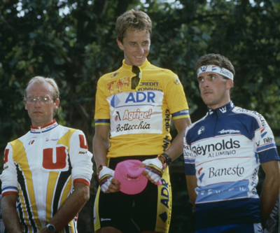 Un podio legendario. De izquierda a derecha: Laurent Fignon, Greg LeMond y Pedro Delgado (foto: Corbis)