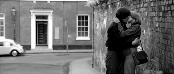 Solo era un crío con la palabra «odio» en su chaqueta 2 Escena del biopic Closer. Imagen: Momentum Pictures / Warner Music.