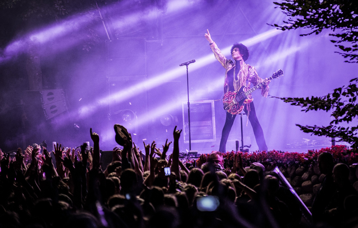 Prince: antología de momentos delirantes 8 "A ver, que levante la mano quien sepa tocar más de mil instrumentos" (foto: Corbis)