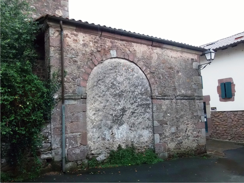 La puerta tapiada de la iglesia de Arizkun. Foto: Ander Izagirre.