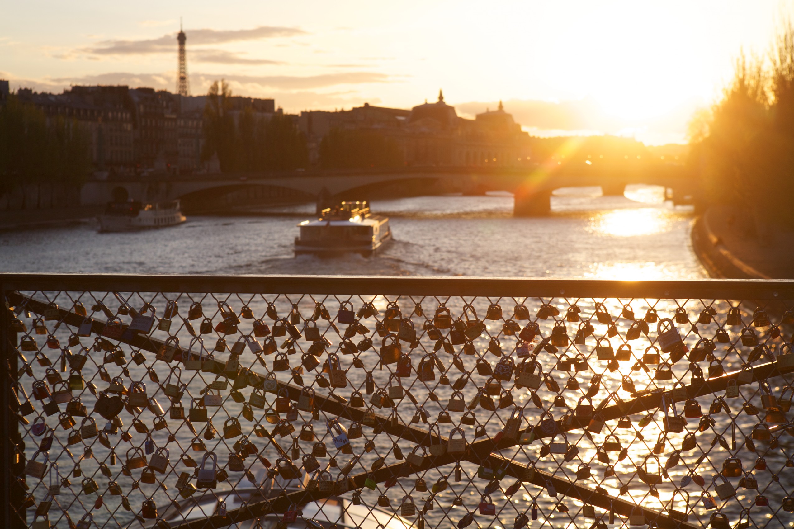 «Candados de amor eterno» en el Pont des Arts que acabará retirando un empleado del ayuntamiento con una cizalla. Fotografía: Corbis