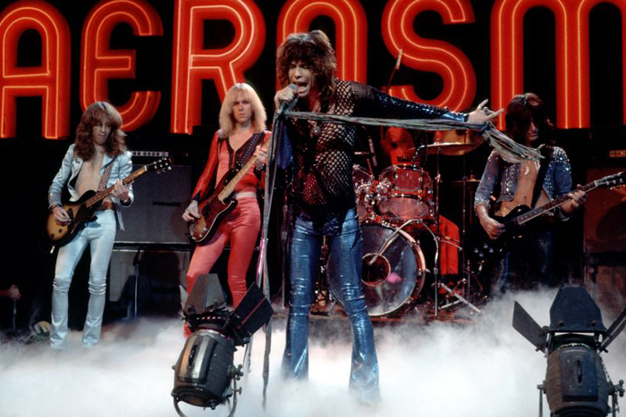 Aerosmith actuando en el programa "The Midnight Special" durante 1974. (imagen: NBC)