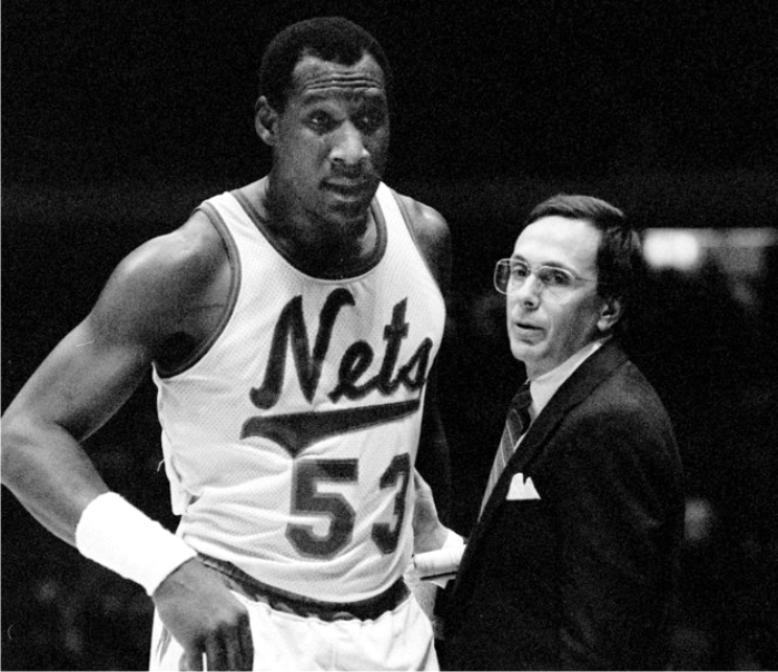 Darryl Dawkins y Larry Brown. Foto: cortesía de NBA.