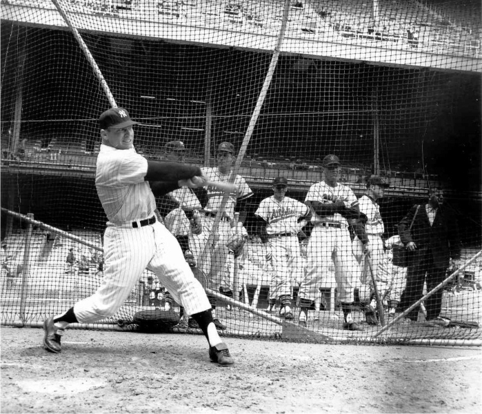 Mickey Mantle practica su swing desde el perfil diestro ante la mirada de jugadores de los Kansas City A's. Foto: New York Yankees (DP)