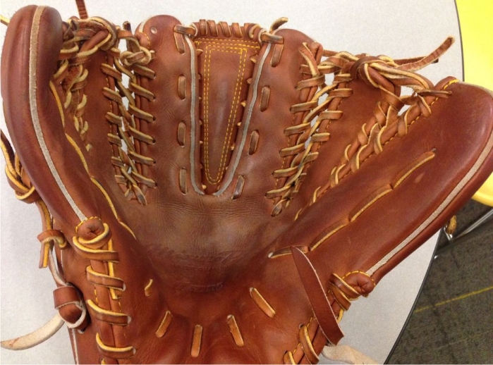 El particular guante de Pat Venditte. Imagen: Arizona Sports FM.