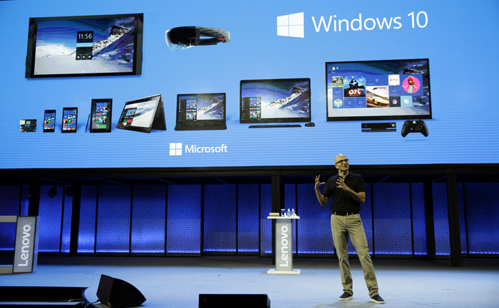 Satya Nadella shablando sobre el Windows 10 (foto: Corbis)