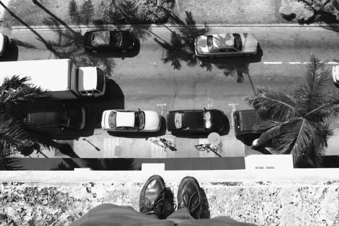 Horror bello: nos fascinan los muertos 4 Miami Beach, Florida, USA --- Man Standing on Edge of Roof --- Image by © Angelo Cavalli/Corbis