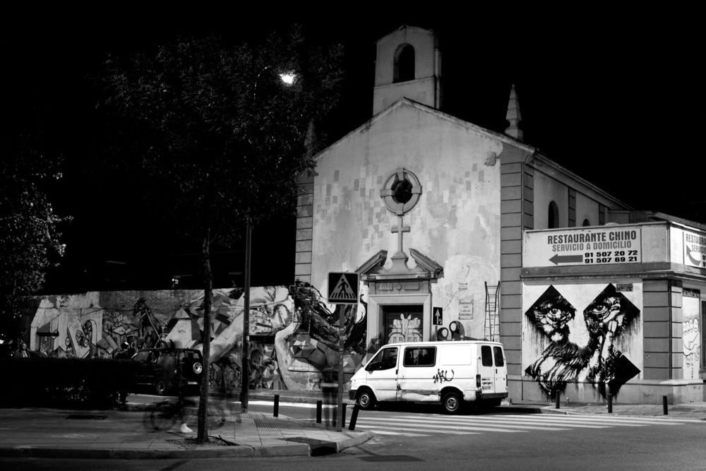 Dios no existe, pero está al alcance de la mano 1 Parroquia de San Carlos Borromeo, Vallecas en 2010. Fotografía: Sr. X (CC)