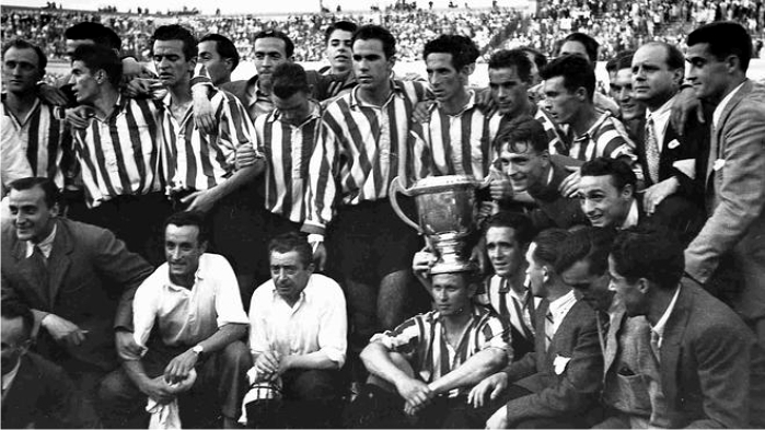 Escudero, tercero por la izquierda, después de ganar la Copa del Generalísimo del 44. Imagen: cortesía de Memorias del fútbol vasco.