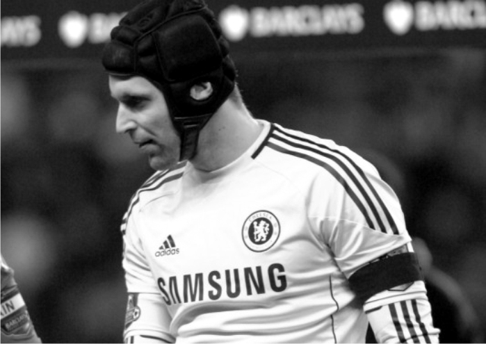 Petr Cech luce brazalete y casco negros en el partido homenaje a Thorpe. Foto: Cordon Press.