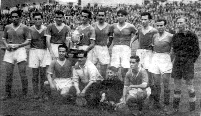 Rafael Escudero posa con la Copa de campeones de España de aficionados del 45. Imagen: cortesía de Memorias del fútbol vasco.