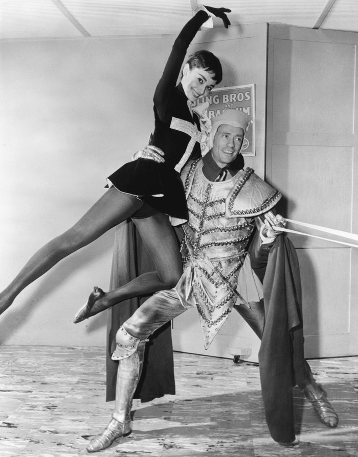 Audrey Hepburn y Mel Ferrer, antes de salir al escenario para interpretar Ondina (1954) Fotografía: Corbis
