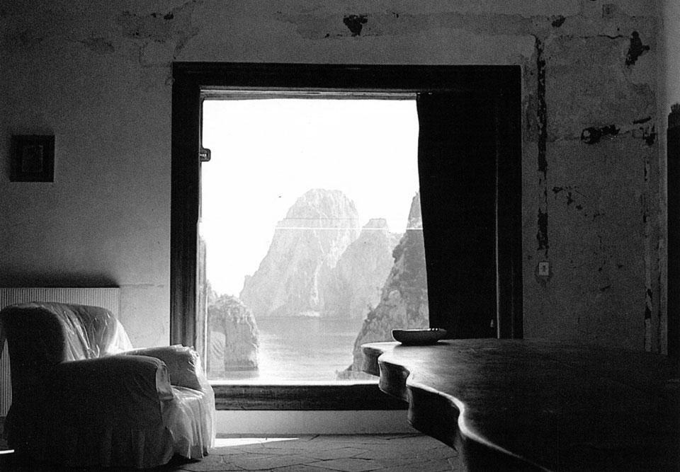 Una trascendencia inesperada: la Casa Malaparte 8 Ventana hacia los farallones. Imagen: Domus 605 / Abril 1980