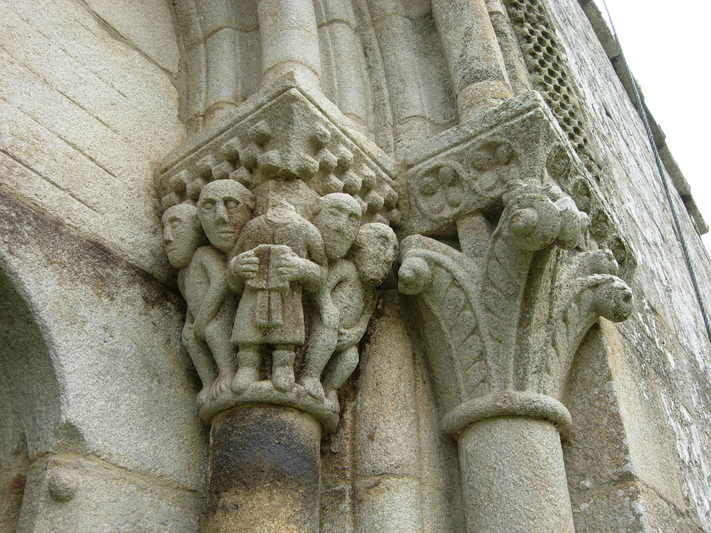 Capitel izquierdo de la fachada occidental de San Pedro de Ansemil. Fotografía: José Antonio Gil Martínez (CC)