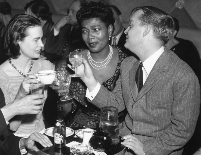 Gloria Vanderbilt y Pearl Bailey with con Truman Capote. Foto: Corbis.