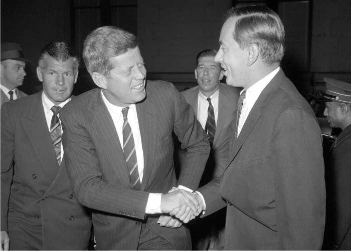 Qué bello es odiar 3 John F. Kennedy con Gore Vidal. Foto: Corbis.